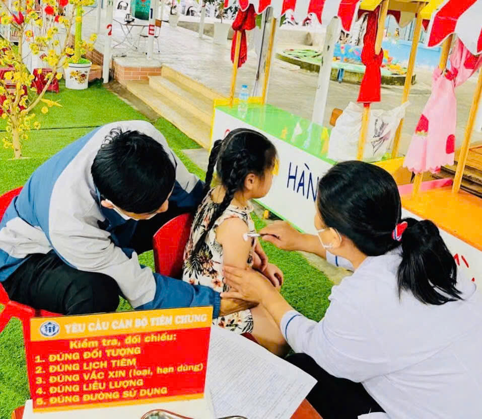 Cung ứng kịp thời vắc xin sau mùa mưa lũ tại Khánh Hòa